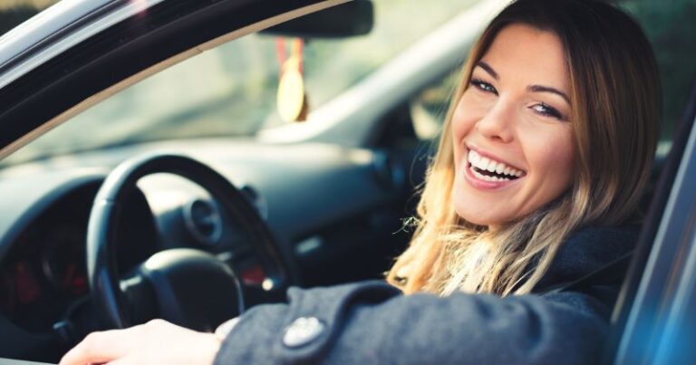 Multas de trânsito impactantes financeiramente e na CNH. Evite as regras de limite de velocidade, uso de cintos e faróis, evitando celulares, álcool e locais proibidos. Seja prudente!