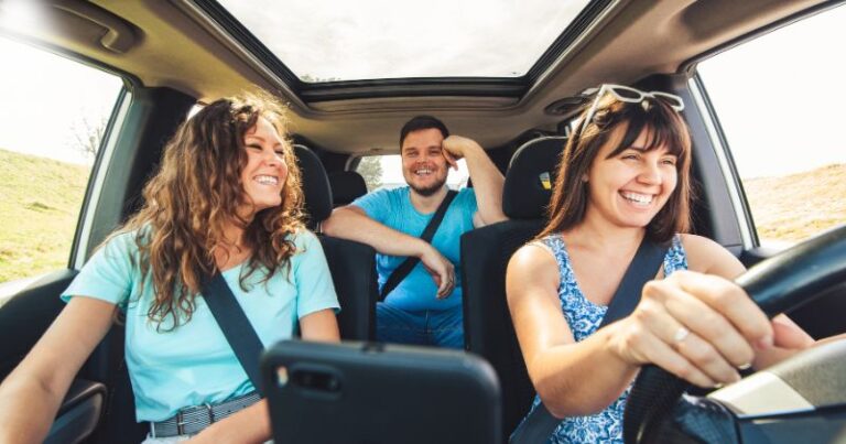 Carona solidária: benefícios e dicas para organizar sua viagem compartilhada