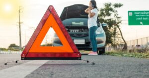 Como Lidar com Situações de Emergência no Trânsito Introdução O trânsito pode ser imprevisível, e situações de emergência podem surgir a qualquer momento. Saber como agir corretamente nesses momentos é essencial para garantir a segurança de todos e evitar penalidades. Desde falhas mecânicas até acidentes, estar preparado faz toda a diferença. Além disso, é importante conhecer as implicações legais de certas atitudes no trânsito e como a Liberty Multas pode ajudar motoristas que enfrentam penalizações indevidas. O que fazer em situações de emergência? Acidente de trânsito: Em caso de colisão, verifique seu estado físico e o dos demais envolvidos. Sinalize o local e, se necessário, acione os serviços de emergência pelo 192 (SAMU) ou 193 (Bombeiros). Se houver vítimas, não mova os feridos a menos que haja risco iminente. Pane mecânica: Caso seu veículo apresente falha, tente levá-lo para o acostamento ou um local seguro. Ligue o pisca-alerta e utilize o triângulo de sinalização a pelo menos 30 metros do carro para alertar outros motoristas. Frenagem brusca: Se precisar frear repentinamente, mantenha as duas mãos firmes no volante, evite movimentos bruscos e sinalize a intenção para os veículos atrás. Perda de freios: Se os freios falharem, reduza a marcha gradualmente, utilize o freio de mão com cuidado e busque uma área de escape segura. Condições climáticas adversas: Em chuvas fortes ou neblina, reduza a velocidade, mantenha uma distância segura dos outros veículos e use faróis baixos para melhor visibilidade. Multas e Consequências Nem sempre os motoristas sabem que certas atitudes em emergências podem resultar em penalizações. Algumas infrações comuns incluem: Parada em local proibido: Caso estacione em local irregular para lidar com uma pane, pode ser multado por estacionamento irregular, com multa de R$ 195,23 e 5 pontos na CNH. Dirigir sob pressão ou nervosismo: Se estiver em uma situação de estresse extremo e cometer infrações como excesso de velocidade ou avanço de sinal vermelho, pode receber multas gravíssimas, com penalidades que vão de R$ 293,47 até suspensão da CNH. Não sinalizar emergências: O uso incorreto do pisca-alerta ou a falta de sinalização em caso de pane pode gerar multas e colocar outros condutores em risco. Como a Liberty Multas pode ajudar? Se você recebeu uma multa indevida por uma situação de emergência no trânsito, a Liberty Multas pode analisar seu caso e buscar soluções legais para contestá-la. Muitos motoristas são penalizados por questões como sinalização inadequada ou erros administrativos, e com a assessoria certa, é possível recorrer. A Liberty Multas oferece suporte especializado para: Analisar a validade da multa e seus detalhes legais; Entrar com recurso para evitar pontos na CNH e valores indevidos; Acompanhar o processo até a decisão final. Conclusão Saber como agir em situações de emergência no trânsito é essencial para garantir a segurança e evitar multas desnecessárias. Caso você tenha recebido uma penalização injusta, a Liberty Multas está pronta para te ajudar. Entre em contato e proteja sua CNH!