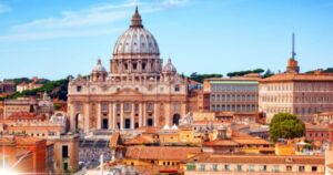 Em 8 de maio de 2025, após quatro votações, a fumaça branca anunciou a eleição do novo papa, sucedendo Francisco. O conclave teve 133 cardeais e fortes medidas de segurança.